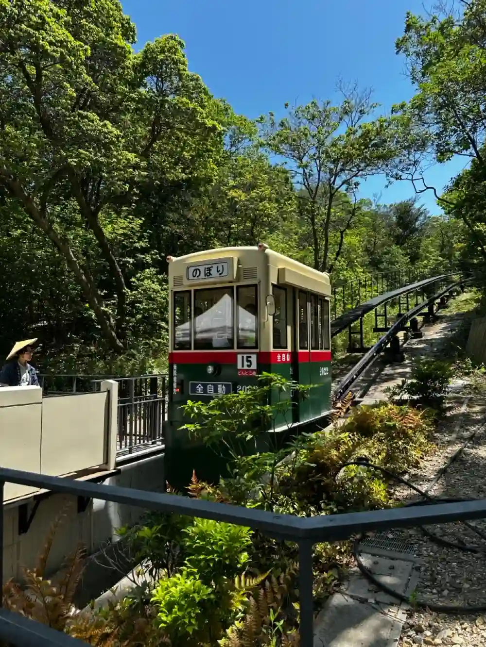 どんどこ森の山頂へ向かうスロープカー「どんどこ号」の写真