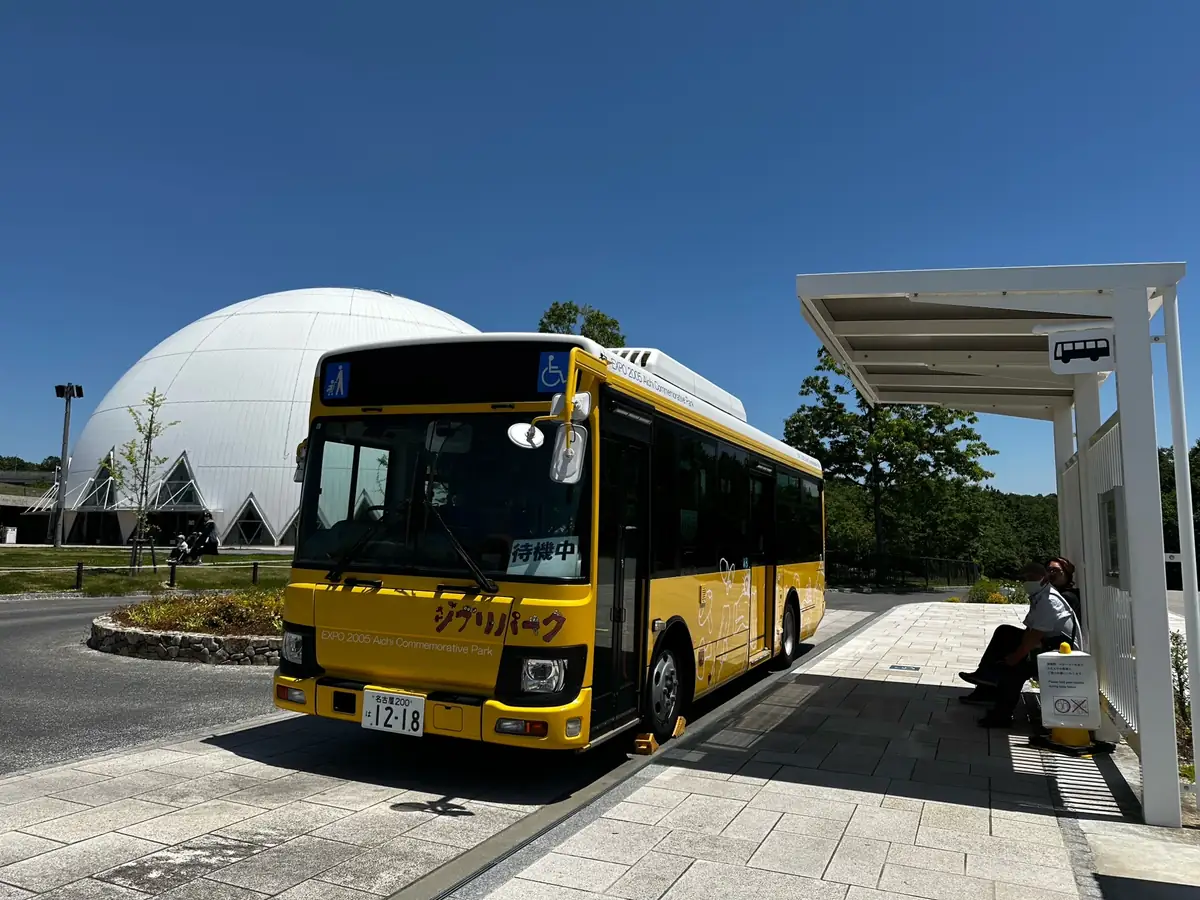 どんどこ森方面への移動に使える無料園内バスの写真