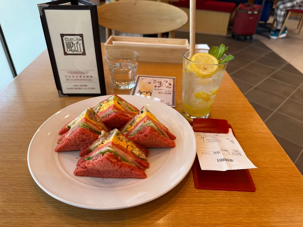 ジブリパーク周辺の食事休憩スポット「ロタンダ風ヶ丘」のサンドイッチとドリンク