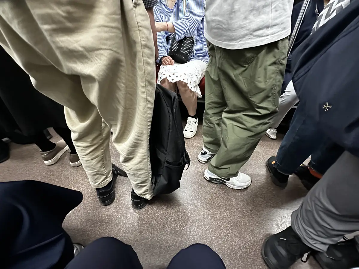 朝10時ごろの地下鉄東山線の車内。立っている乗客で通路が埋まっている様子