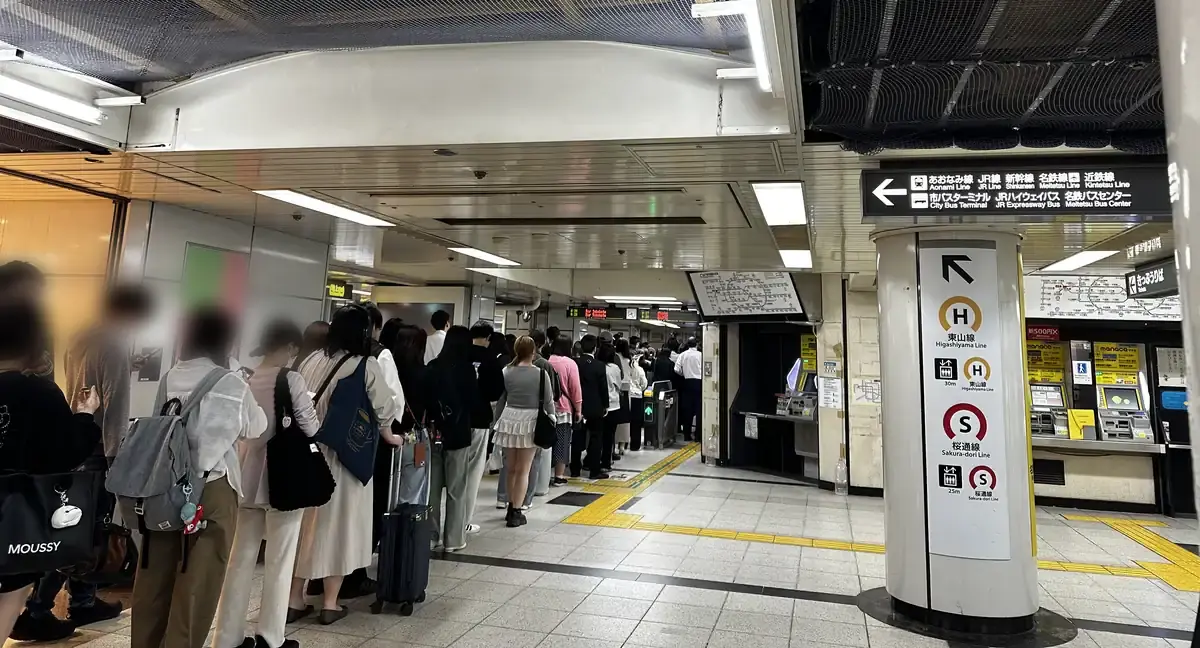 ラッシュ時の地下鉄名古屋駅。改札からホームへ向かう人の行列
