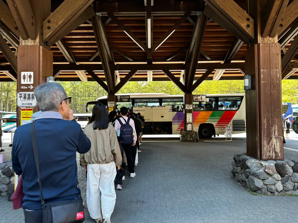 上高地バスターミナルで平湯温泉・あかんだな駐車場行きのバスを待つ列